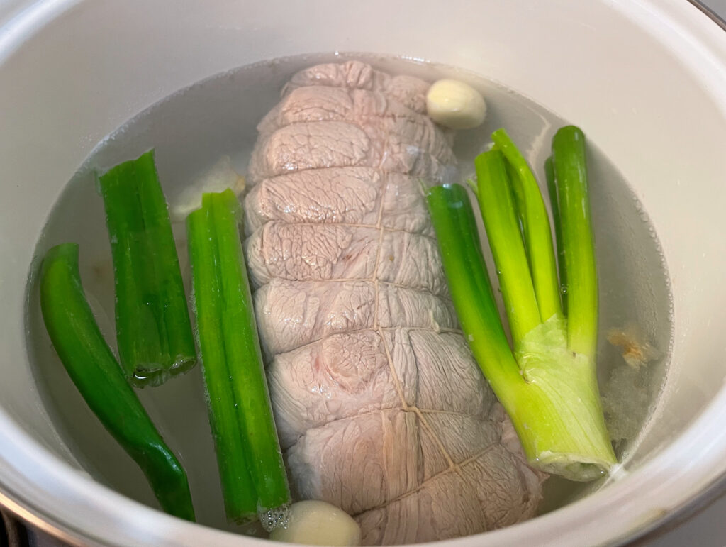 豚肩ロース肉でチャーシューを作る｜下茹でした肉を煮る